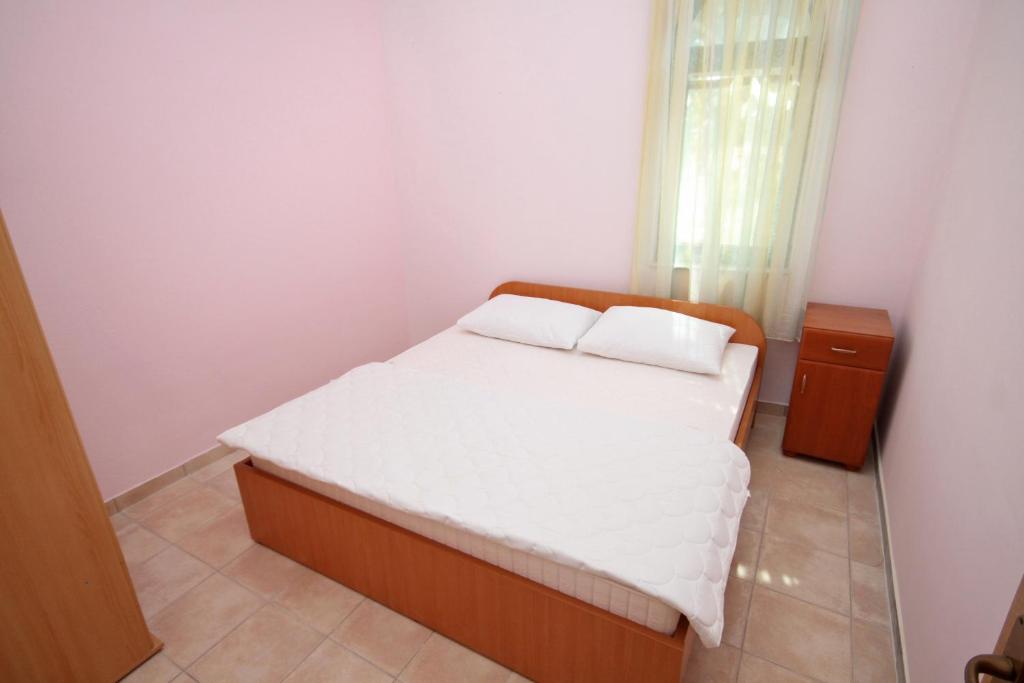 Posteľ alebo postele v izbe v ubytovaní Apartments and rooms by the sea Rogoznica - 3266