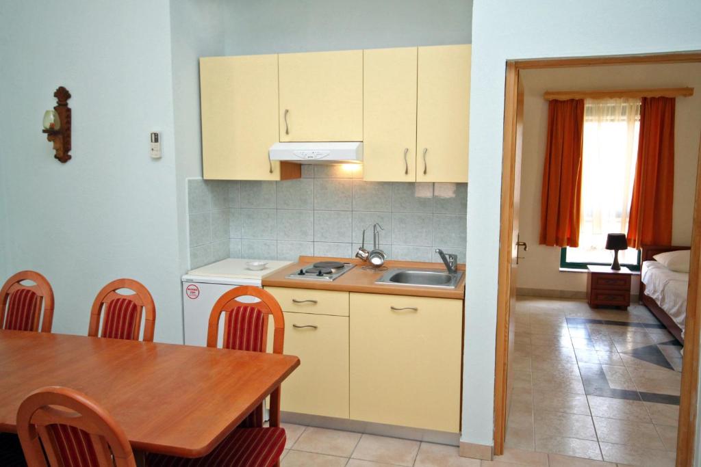 Kuchyňa alebo kuchynka v ubytovaní Apartments and rooms by the sea Rogoznica - 3266