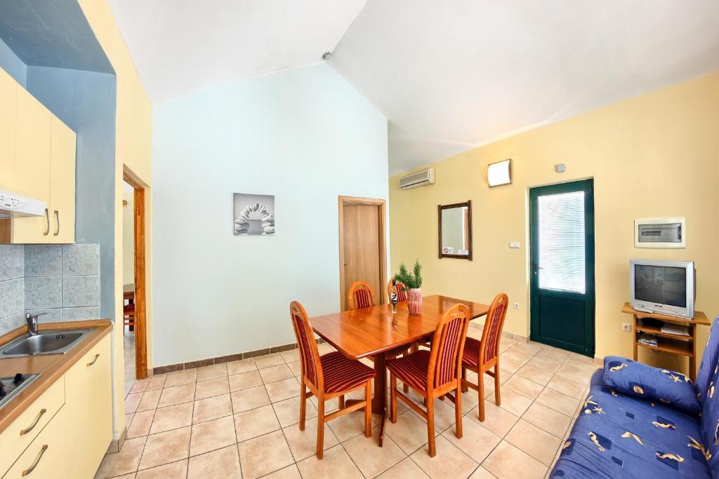 Kuchyňa alebo kuchynka v ubytovaní Apartments and rooms by the sea Rogoznica - 3266