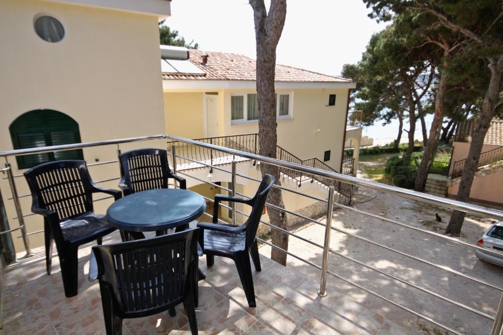 Balkón alebo terasa v ubytovaní Apartments and rooms by the sea Rogoznica - 3266