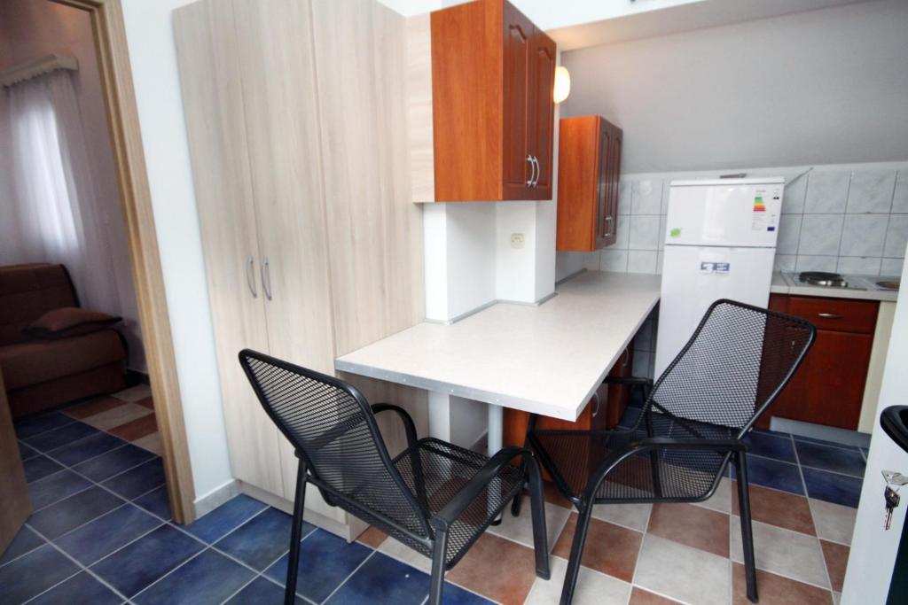 Kuchyňa alebo kuchynka v ubytovaní Apartments and rooms by the sea Rogoznica - 3266