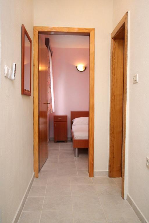 Posteľ alebo postele v izbe v ubytovaní Apartments and rooms by the sea Rogoznica - 3266