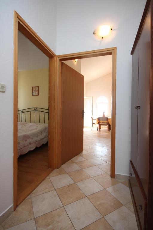 Postel nebo postele na pokoji v ubytování Apartments with a parking space Novalja, Pag - 3299