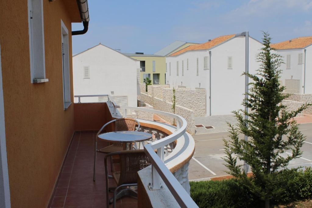 Balkón alebo terasa v ubytovaní Apartment Petrcane 3300b