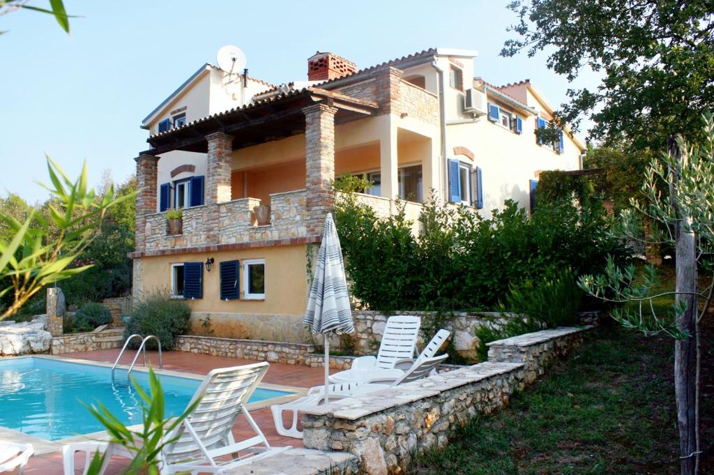 a villa with a swimming pool and a house at Family friendly house with a swimming pool Visnjan - Strpacici, Central Istria - Sredisnja Istra - 3351 in Višnjan