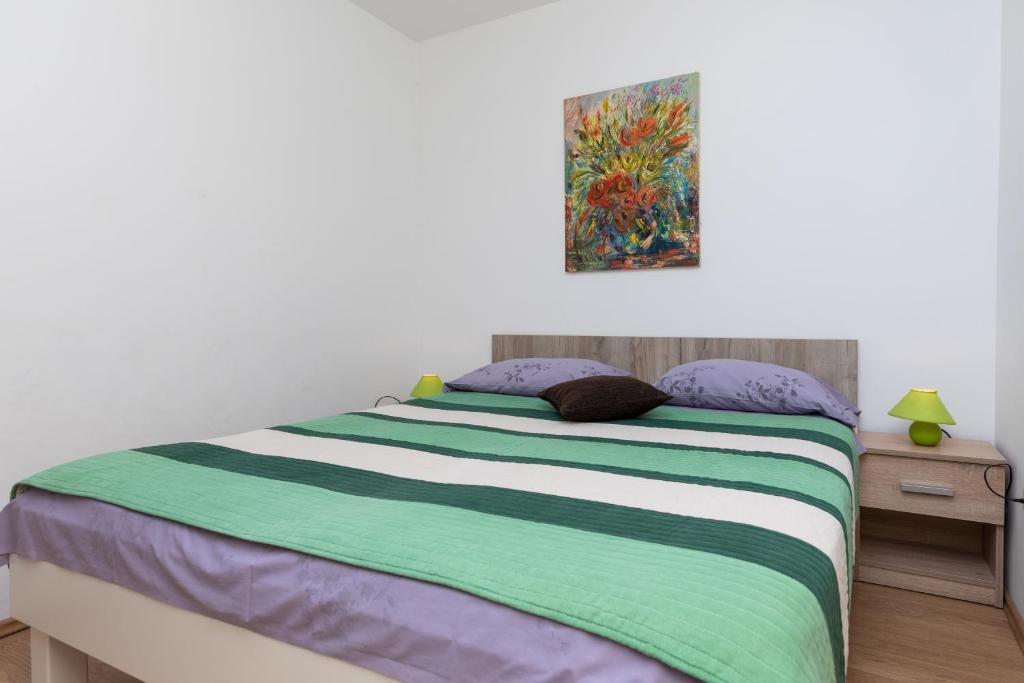 Postel nebo postele na pokoji v ubytování Apartment Mimice 2805b