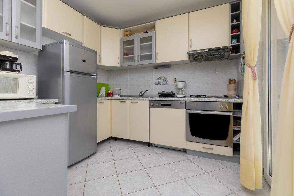 Kuchyň nebo kuchyňský kout v ubytování Apartment Mimice 2805b