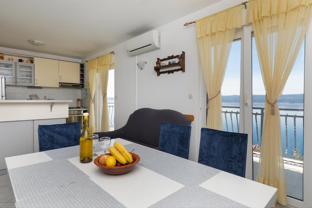 Kuchyň nebo kuchyňský kout v ubytování Apartment Mimice 2805b
