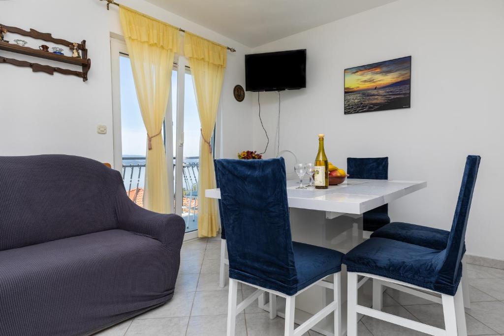 TV a/nebo společenská místnost v ubytování Apartment Mimice 2805b