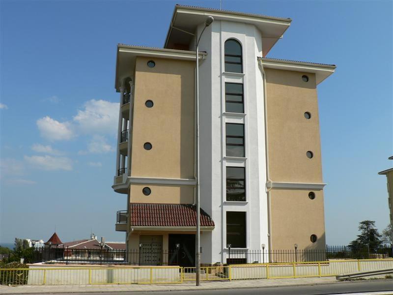 een hoog gebouw aan de kant van een straat bij Cosy Studio 9 in Sveti Konstantin