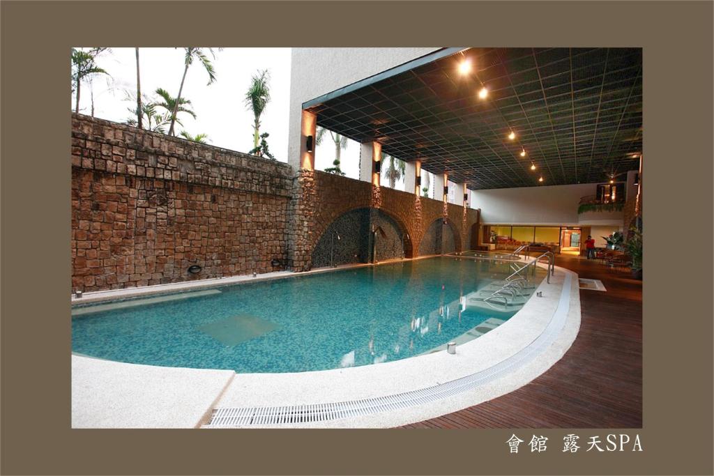 a large swimming pool in the middle of a building at Hoya Hot Springs Resort &amp; Spa in Wenquan