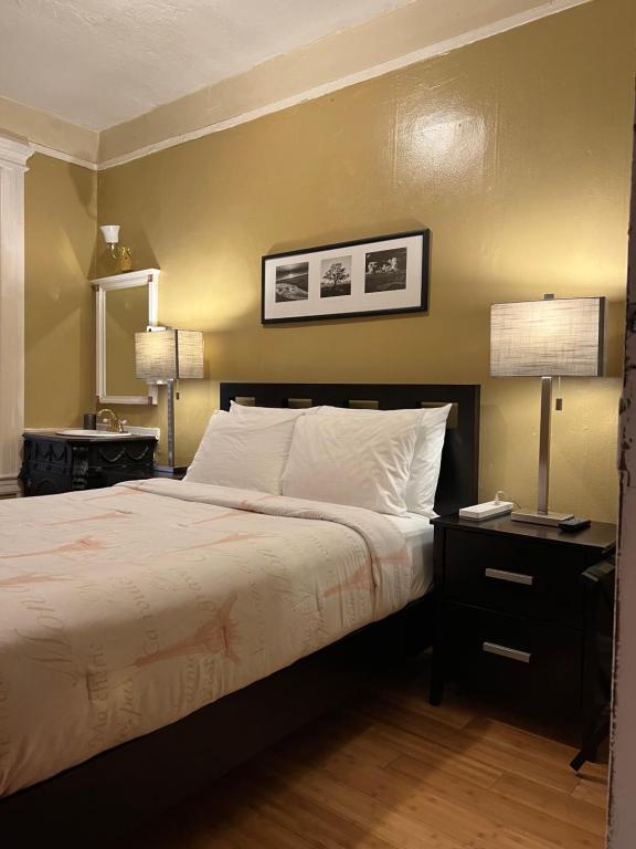 1 dormitorio con 1 cama grande y 2 lámparas en Luz Hotel, en San Francisco