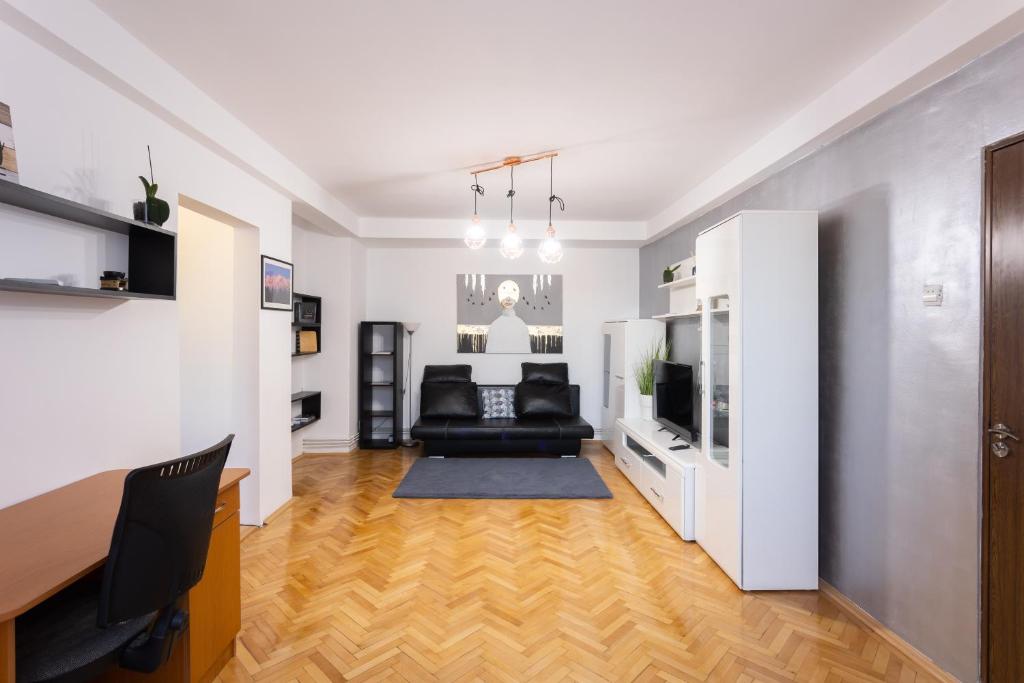 a living room with a couch and a television at Central Apartment Targu Mures in Târgu-Mureş