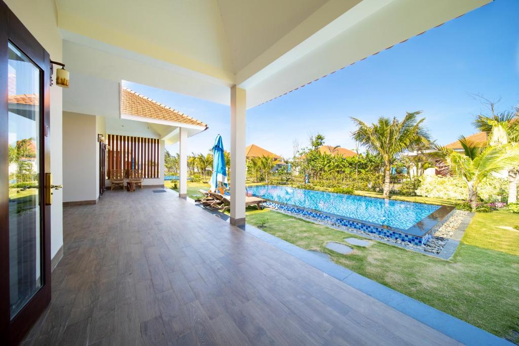 Bazén v ubytování Sao Mai Beach Resort nebo v jeho okolí
