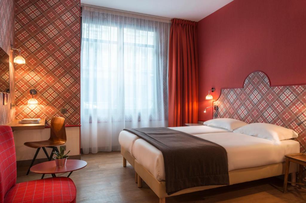 ein Hotelzimmer mit einem großen Bett und roten Wänden in der Unterkunft Hotel Boris V. by Happyculture in Levallois-Perret