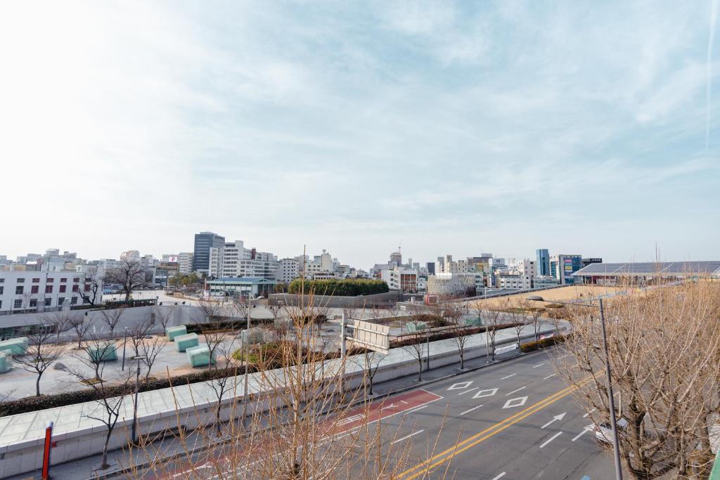 vistas a una ciudad con carretera y edificios en Panda Guesthouse en Gwangju