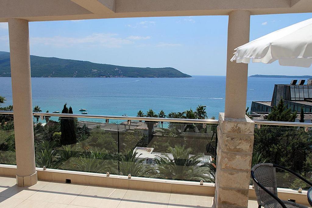 vistas al océano desde el balcón de una casa en Swiss Residence Montenegro en Herceg-Novi