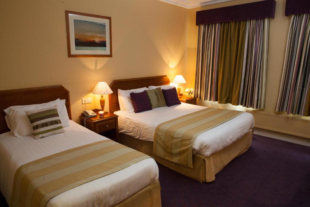 Postel nebo postele na pokoji v ubytování Inishowen Gateway Hotel