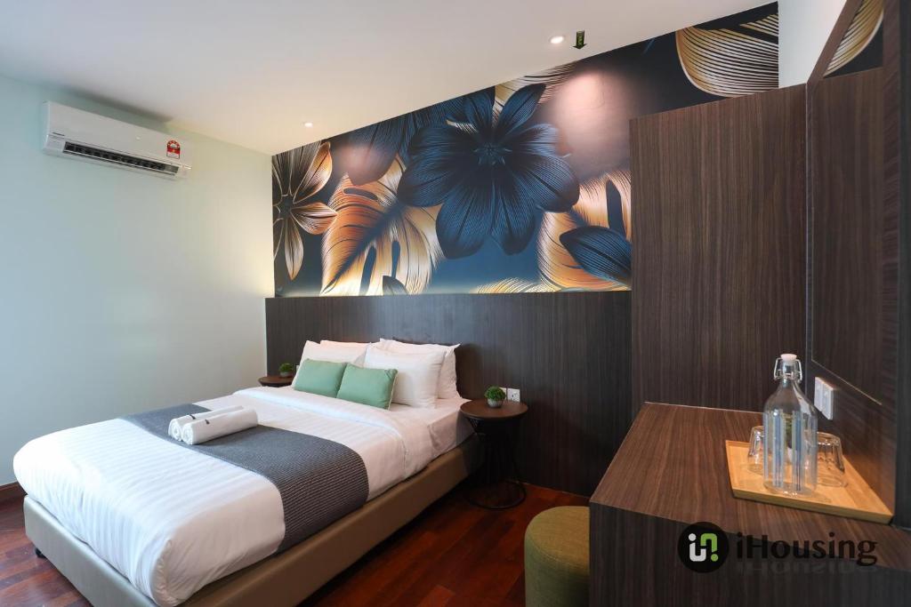 Postel nebo postele na pokoji v ubytování Trevor Hotel Malacca Town By I Housing