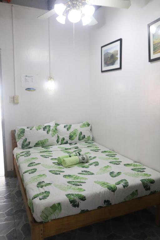 Postel nebo postele na pokoji v ubytování Ice Bear Bar & Tourist Inn