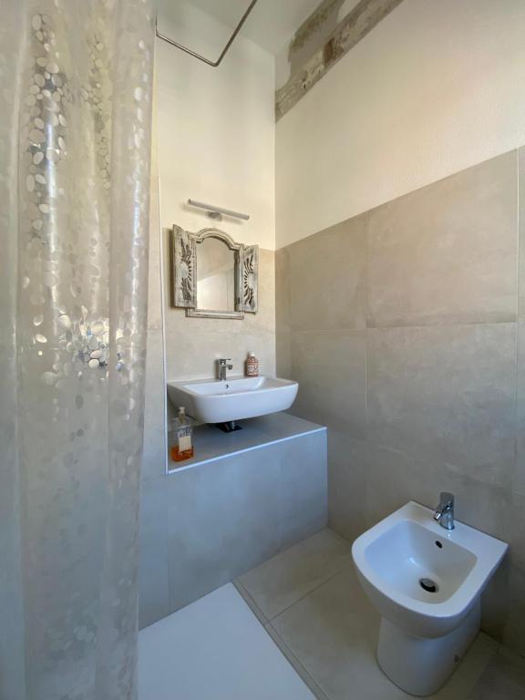 La salle de bains est pourvue d'un lavabo, de toilettes et d'une douche. dans l'établissement Casa Opera, à SantʼAntìoco