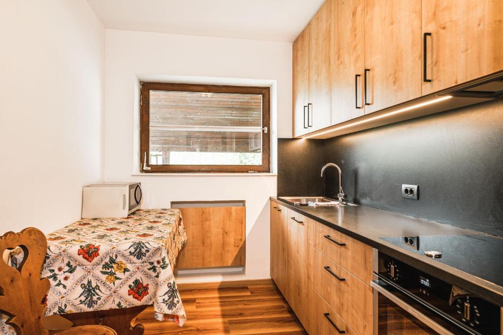Kuchyňa alebo kuchynka v ubytovaní Chalet Scherlin