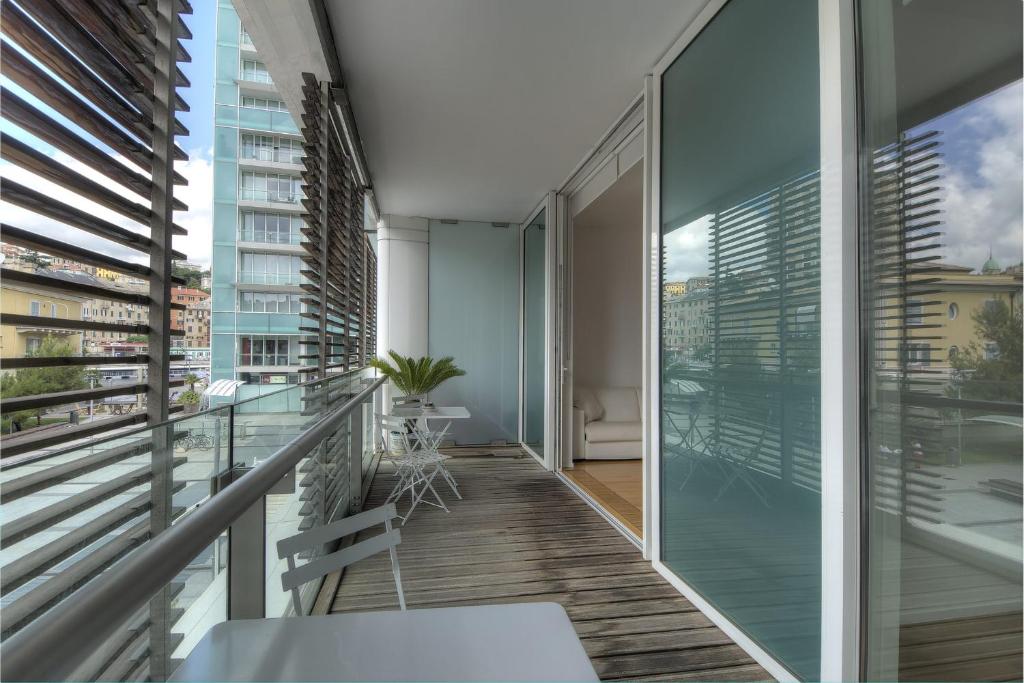 Cet appartement dispose d'un balcon offrant une vue sur la ville. dans l'établissement Harbour house, à Savone