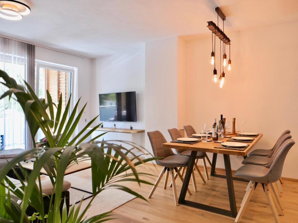 een eetkamer met een tafel en stoelen bij Apartment Auszeit in Gröbming