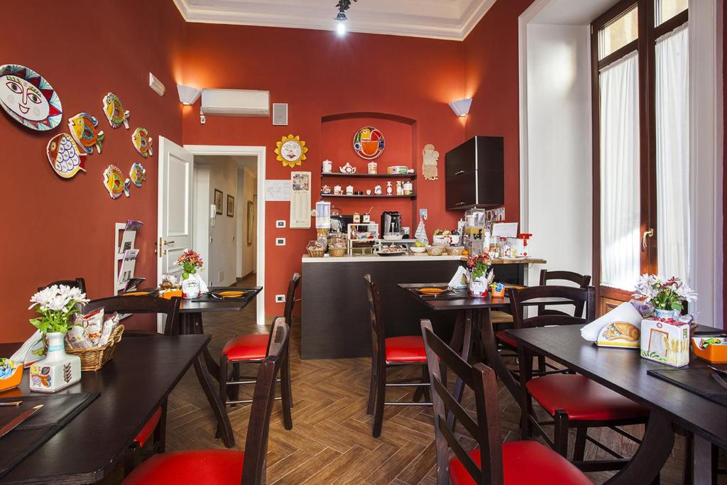 un restaurante con mesas y sillas y un bar en Antiche Volte, en Catania