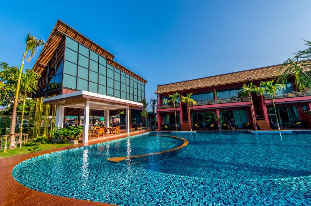 una gran piscina frente a un edificio en Mai Morn Resort SHA Plus en Phuket