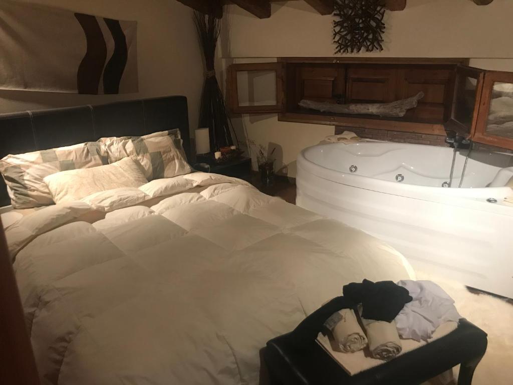 ein Schlafzimmer mit einem großen Bett mit zwei Puppen drauf in der Unterkunft Σαλέ in Akráta