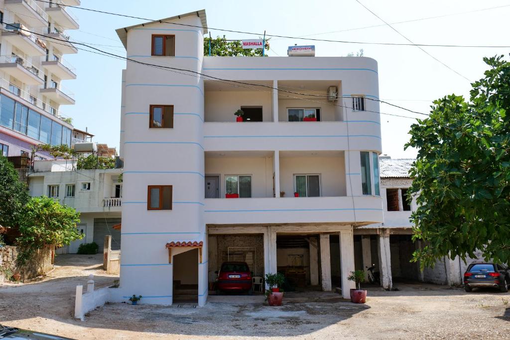 un edificio de apartamentos blanco con planta Aveth en Joyous Apartments, en Sarandë