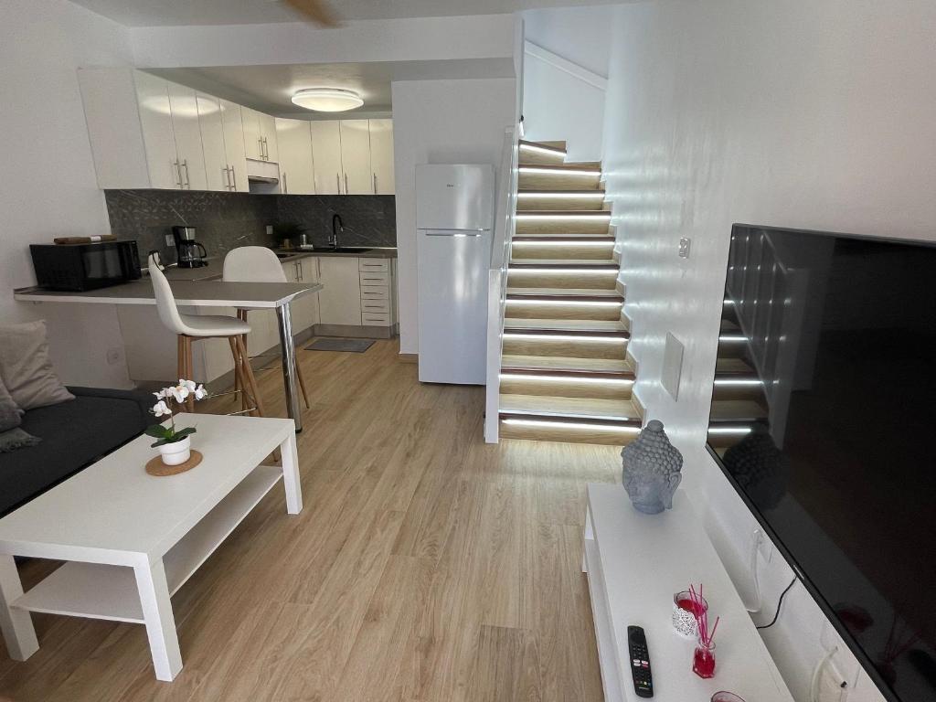 A kitchen or kitchenette at Apartamento Gustamar 13