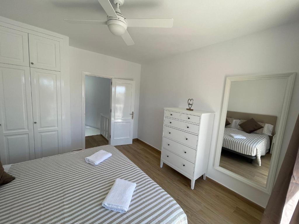 A bed or beds in a room at Apartamento Gustamar 13