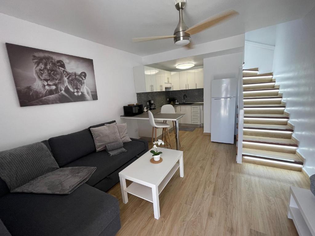 A kitchen or kitchenette at Apartamento Gustamar 13
