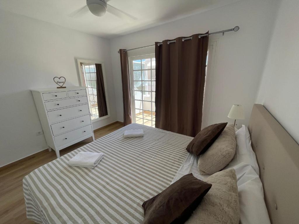 A bed or beds in a room at Apartamento Gustamar 13