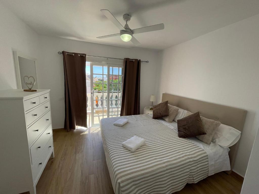 A bed or beds in a room at Apartamento Gustamar 13
