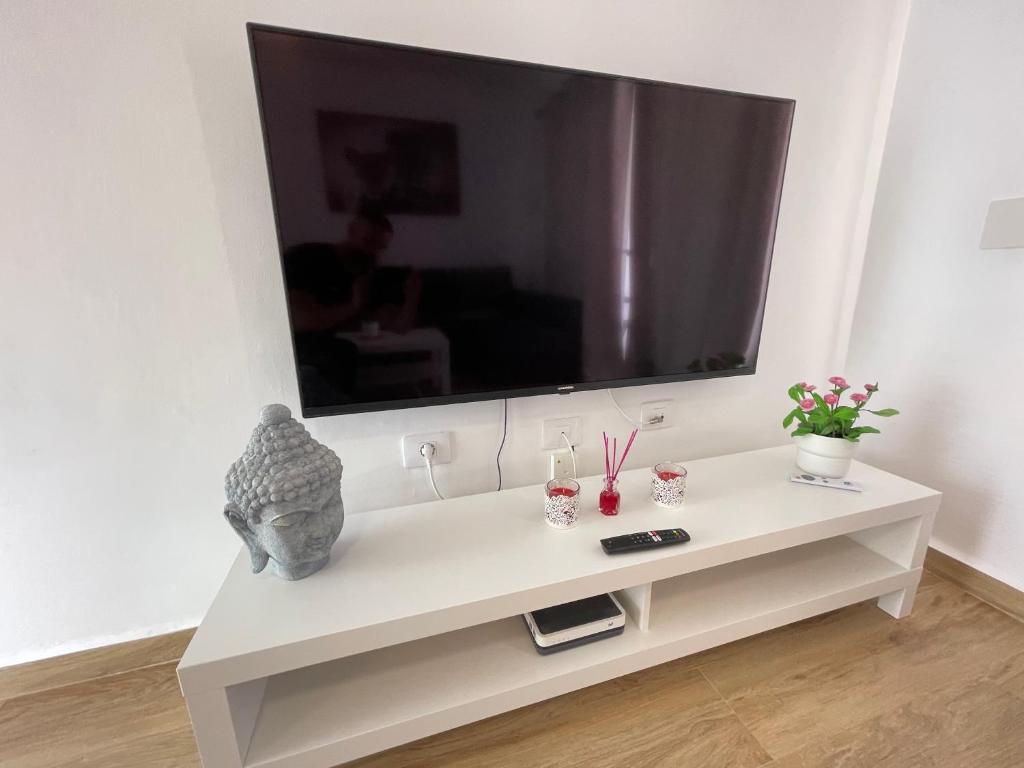 A television and/or entertainment centre at Apartamento Gustamar 13