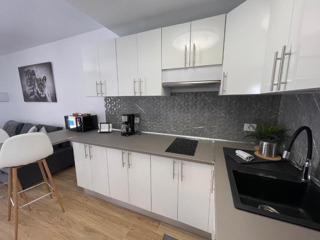 A kitchen or kitchenette at Apartamento Gustamar 13