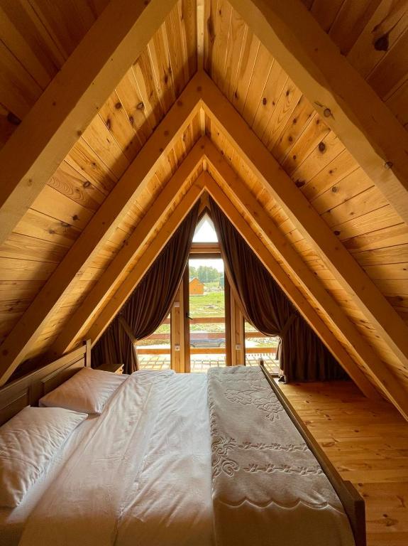 A bed or beds in a room at Mountain Villas Žabljak