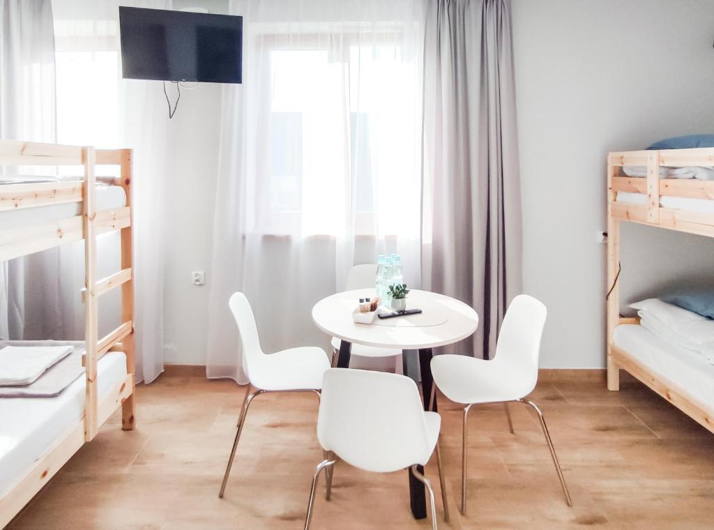 Apart Rooms & Apart Hostel S8 - Quadruple Room With Private Bathroom