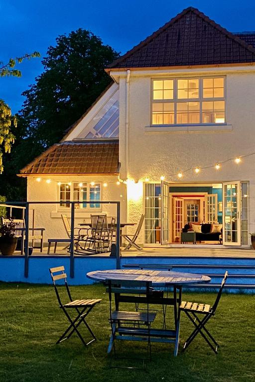 Bazén v ubytování STUNNING LODGE MINUTES FROM THE SEA AND GOLF COURSE nebo v jeho okolí