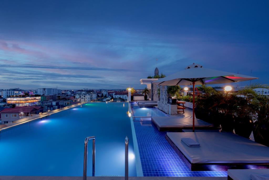 una piscina con vistas a la ciudad por la noche en Two Seasons Siem Reap Hotel en Siem Riep