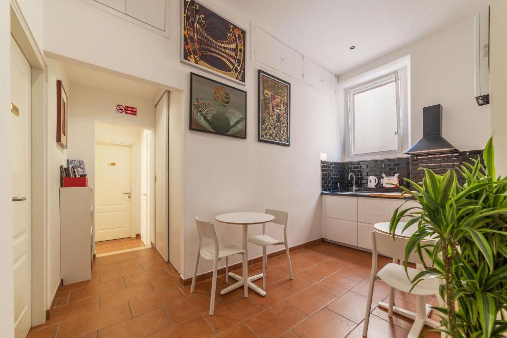 a kitchen with a table and chairs in a room at Appartamento Via Genova in Rome