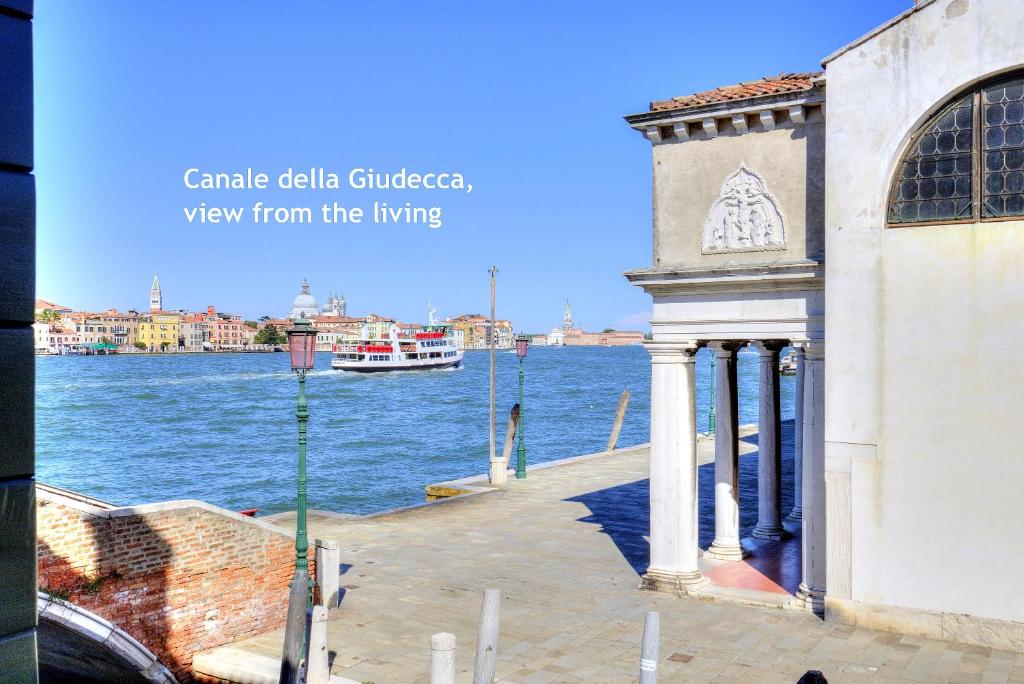un edificio junto al agua con un barco en CANALVIEW Giudecca, en Venecia