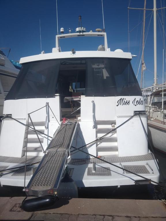 una barca bianca con una scala sul lato di Un yacht de 24m rien que pour vous ! a Sète
