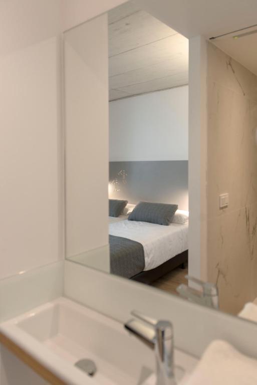 Cama o camas de una habitación en Hotel SempreFisterra
