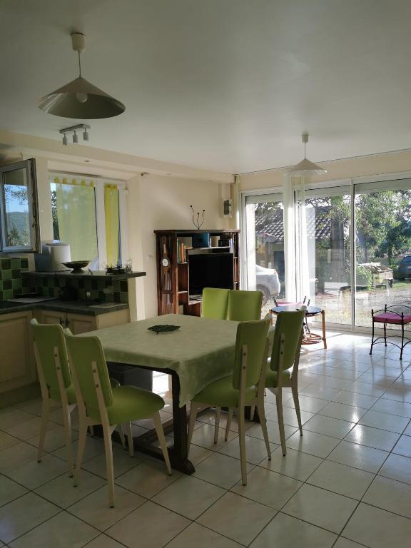 une cuisine et une salle à manger avec une table et des chaises dans l'établissement Appartement dans maison individuelle LE CAYLUS BAS, à Saint-Affrique