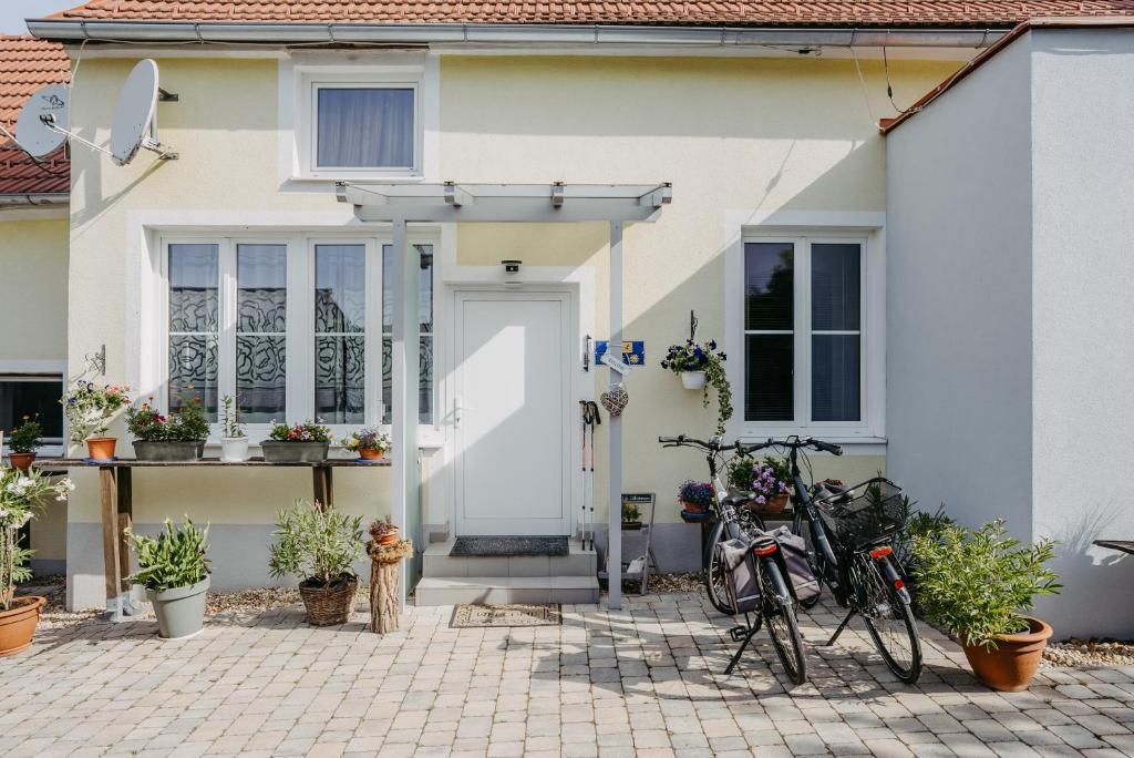 Spitzzicken的住宿－Apartment Familie Cortie，一座白色的房子,外面有自行车停放
