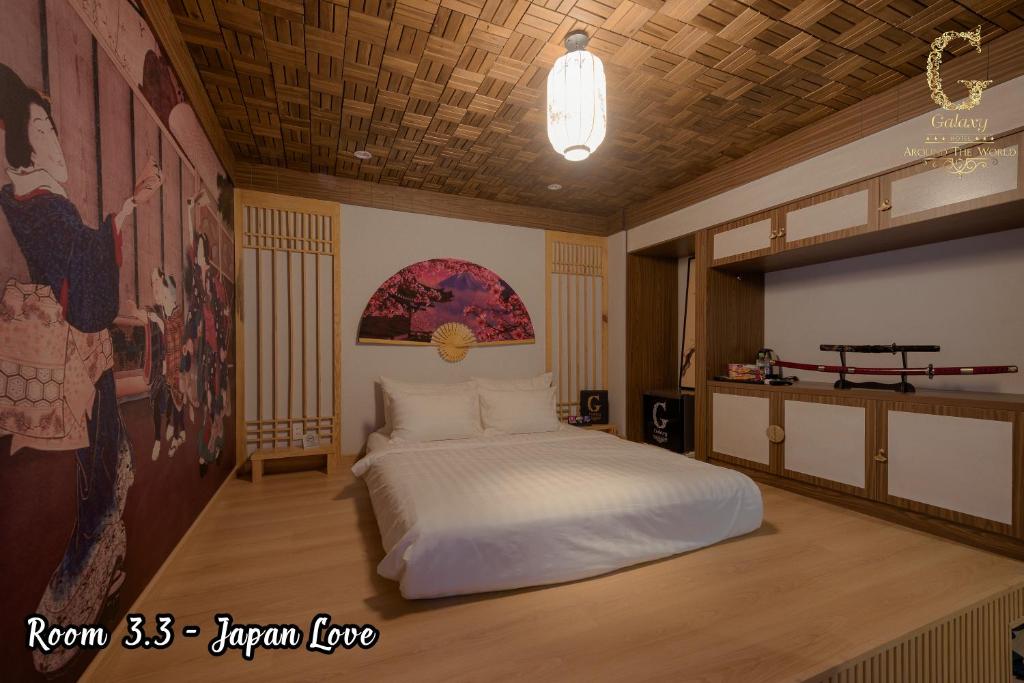 Galaxy Hotel 2 في مدينة هوشي منه: غرفة نوم بسرير ابيض في غرفة